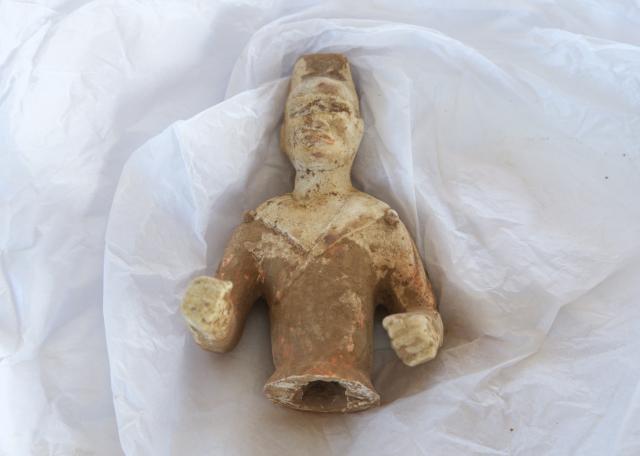 (260918) -- WASHINGTON, Sept. 18, 2026 (Xinhua) -- A returned cultural relic is pictured at the Chinese Embassy in the United States in Washington, D.C., Sept. 9, 2026. The United States has returned 64 Chinese cultural relics and paleontological fossils to China, China's National Cultural Heritage Administration (NCHA) said Thursday.
   The items were handed over in two batches in Washington and New York on Wednesday and Thursday by Homeland Security Investigations (HSI) and the Manhattan District Attorney's Office, respectively. (Photo by Li Yuanqing/Xinhua)