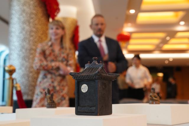 (260918) -- NEW YORK, Sept. 18, 2026 (Xinhua) -- A returned cultural relic is pictured in New York, the United States, Sept. 17, 2026. The United States has returned 64 Chinese cultural relics and paleontological fossils to China, China's National Cultural Heritage Administration (NCHA) said Thursday.
   The items were handed over in two batches in Washington and New York on Wednesday and Thursday by Homeland Security Investigations (HSI) and the Manhattan District Attorney's Office, respectively. (Xinhua/Zhang Fengguo)