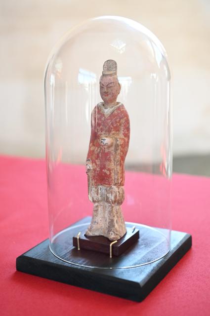 (260918) -- WASHINGTON, Sept. 18, 2026 (Xinhua) -- A returned cultural relic is pictured in Washington, D.C., the United States, Sept. 16, 2026. The United States has returned 64 Chinese cultural relics and paleontological fossils to China, China's National Cultural Heritage Administration (NCHA) said Thursday.
   The items were handed over in two batches in Washington and New York on Wednesday and Thursday by Homeland Security Investigations (HSI) and the Manhattan District Attorney's Office, respectively. (Xinhua/Li Rui)