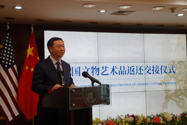 (260918) -- NEW YORK, Sept. 18, 2026 (Xinhua) -- Chinese Consul General in New York Chen Li delivers a speech at a ceremony marking the return of Chinese cultural property in New York, the United States, Sept. 17, 2026. The United States has returned 64 Chinese cultural relics and paleontological fossils to China, China's National Cultural Heritage Administration (NCHA) said Thursday.
   The items were handed over in two batches in Washington and New York on Wednesday and Thursday by Homeland Security Investigations (HSI) and the Manhattan District Attorney's Office, respectively. (Xinhua/Zhang Fengguo)