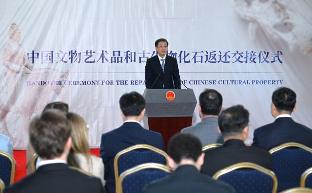 (260918) -- WASHINGTON, Sept. 18, 2026 (Xinhua) -- Rao Quan, vice minister of Culture and Tourism and administrator of China's National Cultural Heritage Administration, delivers a speech at a ceremony marking the return of Chinese cultural property in Washington, D.C., the United States, Sept. 16, 2026. The United States has returned 64 Chinese cultural relics and paleontological fossils to China, China's National Cultural Heritage Administration (NCHA) said Thursday.
   The items were handed over in two batches in Washington and New York on Wednesday and Thursday by Homeland Security Investigations (HSI) and the Manhattan District Attorney's Office, respectively. (Xinhua/Li Rui)