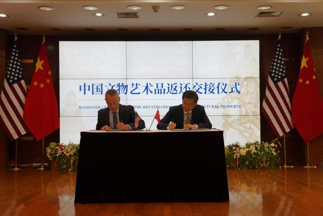 (260918) -- NEW YORK, Sept. 18, 2026 (Xinhua) -- Representatives from China and the United States sign the confirmation of the return and receipt of Chinese cultural property in New York, the United States, Sept. 17, 2026. The United States has returned 64 Chinese cultural relics and paleontological fossils to China, China's National Cultural Heritage Administration (NCHA) said Thursday.
   The items were handed over in two batches in Washington and New York on Wednesday and Thursday by Homeland Security Investigations (HSI) and the Manhattan District Attorney's Office, respectively. (Xinhua/Zhang Fengguo)