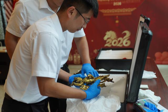 (260918) -- NEW YORK, Sept. 18, 2026 (Xinhua) -- Chinese staff members prepare to pack a cultural relic in New York, the United States, Sept. 17, 2026. The United States has returned 64 Chinese cultural relics and paleontological fossils to China, China's National Cultural Heritage Administration (NCHA) said Thursday.
   The items were handed over in two batches in Washington and New York on Wednesday and Thursday by Homeland Security Investigations (HSI) and the Manhattan District Attorney's Office, respectively. (Xinhua/Zhang Fengguo)