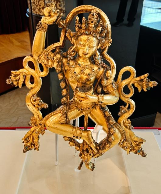 (260918) -- NEW YORK, Sept. 18, 2026 (Xinhua) -- A returned cultural relic is pictured in New York, the United States, Sept. 17, 2026. The United States has returned 64 Chinese cultural relics and paleontological fossils to China, China's National Cultural Heritage Administration (NCHA) said Thursday.
   The items were handed over in two batches in Washington and New York on Wednesday and Thursday by Homeland Security Investigations (HSI) and the Manhattan District Attorney's Office, respectively. (National Cultural Heritage Administration/Handout via Xinhua)