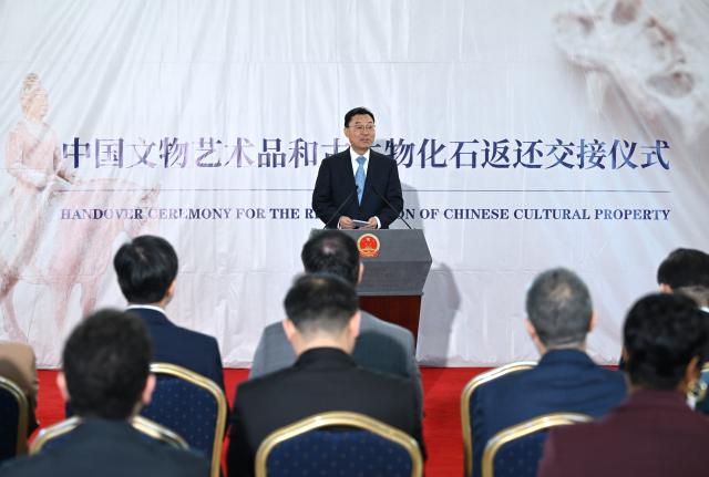 (260918) -- WASHINGTON, Sept. 18, 2026 (Xinhua) -- Chinese Ambassador to the United States Xie Feng delivers a speech at a ceremony marking the return of Chinese cultural property in Washington, D.C., the United States, Sept. 16, 2026. The United States has returned 64 Chinese cultural relics and paleontological fossils to China, China's National Cultural Heritage Administration (NCHA) said Thursday.
   The items were handed over in two batches in Washington and New York on Wednesday and Thursday by Homeland Security Investigations (HSI) and the Manhattan District Attorney's Office, respectively. (Xinhua/Li Rui)