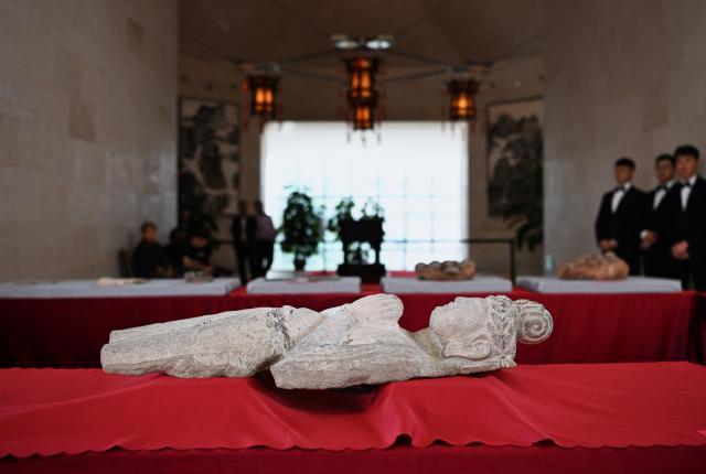(260918) -- WASHINGTON, Sept. 18, 2026 (Xinhua) -- The torso of a bodhisattva statue from the Tianlongshan Grottoes, one of the returned cultural relics, is pictured in Washington, D.C., the United States, Sept. 16, 2026. The United States has returned 64 Chinese cultural relics and paleontological fossils to China, China's National Cultural Heritage Administration (NCHA) said Thursday.
   The items were handed over in two batches in Washington and New York on Wednesday and Thursday by Homeland Security Investigations (HSI) and the Manhattan District Attorney's Office, respectively. (Xinhua/Li Rui)
