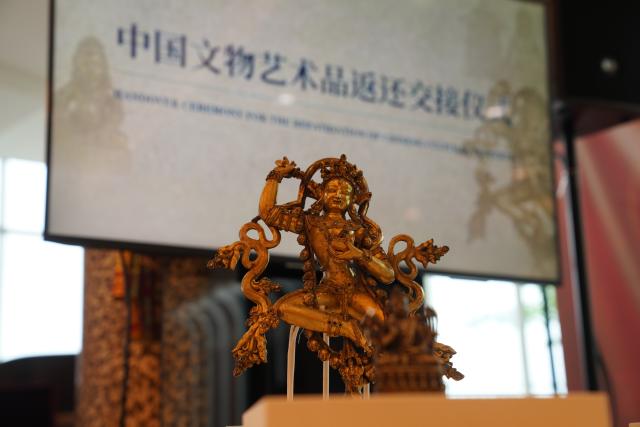 (260918) -- NEW YORK, Sept. 18, 2026 (Xinhua) -- A returned cultural relic is pictured in New York, the United States, Sept. 17, 2026. The United States has returned 64 Chinese cultural relics and paleontological fossils to China, China's National Cultural Heritage Administration (NCHA) said Thursday.
   The items were handed over in two batches in Washington and New York on Wednesday and Thursday by Homeland Security Investigations (HSI) and the Manhattan District Attorney's Office, respectively. (Xinhua/Zhang Fengguo)