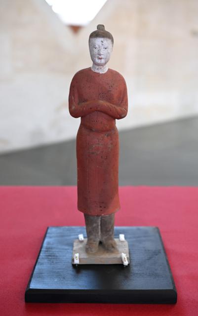 (260918) -- WASHINGTON, Sept. 18, 2026 (Xinhua) -- A returned cultural relic is pictured in Washington, D.C., the United States, Sept. 16, 2026. The United States has returned 64 Chinese cultural relics and paleontological fossils to China, China's National Cultural Heritage Administration (NCHA) said Thursday.
   The items were handed over in two batches in Washington and New York on Wednesday and Thursday by Homeland Security Investigations (HSI) and the Manhattan District Attorney's Office, respectively. (Xinhua/Li Rui)