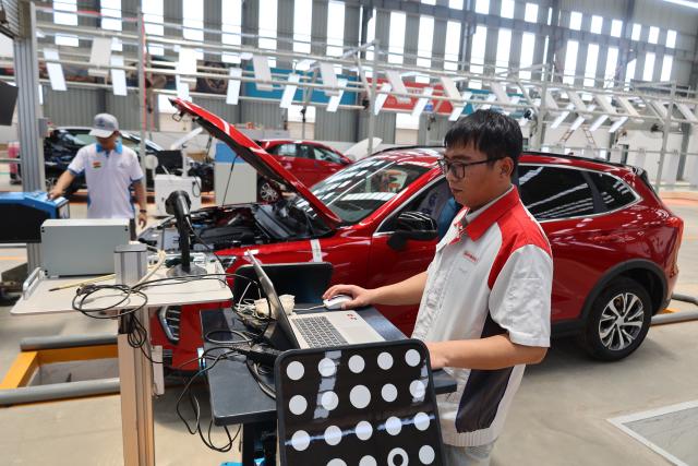 (260917) -- ACCRA, Sept. 17, 2026 (Xinhua) -- Chinese staff members operate at a workshop of Zonda Tec Ghana Limited in Greater Accra Region, Ghana, Sept. 15, 2026. TO GO WITH "Ghanaian president inaugurates Chinese automobile assembly plant" (Xinhua/Seth)