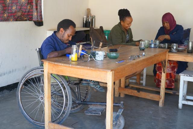 (260918) -- ARUSHA, Sept. 18, 2026 (Xinhua) -- Artisans with disabilities work on handicrafts at a studio of social enterprise Shanga in Arusha, Tanzania, Sept. 17, 2026. TO GO WITH "Chinese automaker Jetour supports Tanzanian artisans with disabilities via sustainable initiative" (Xinhua/Lin Guangyao)