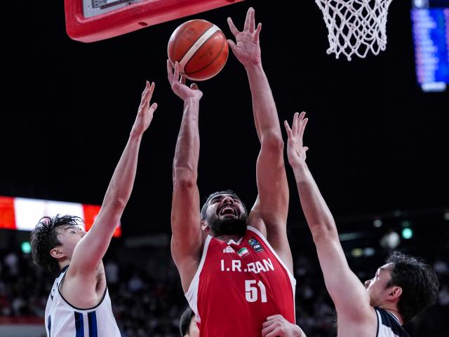 (260918) -- NAGOYA, Sept. 18, 2026 (Xinhua) -- Salar Monji (C) of Iran goes to the basket during the men's semifinal basketball match between South Korea and Iran at the 20th Asian Games Aichi-Nagoya 2026 in Nagoya, Japan, Sept. 18, 2026. (Xinhua/Luo Yuan)