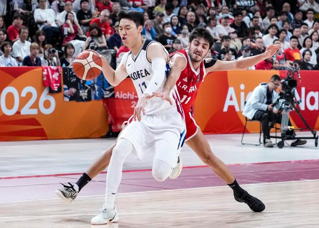 (260918) -- NAGOYA, Sept. 18, 2026 (Xinhua) -- Lee Woosuk (L) of South Korea breaks through as Mohammad Heydari of Iran defends during the men's semifinal basketball match between South Korea and Iran at the 20th Asian Games Aichi-Nagoya 2026 in Nagoya, Japan, Sept. 18, 2026. (Xinhua/Luo Yuan)