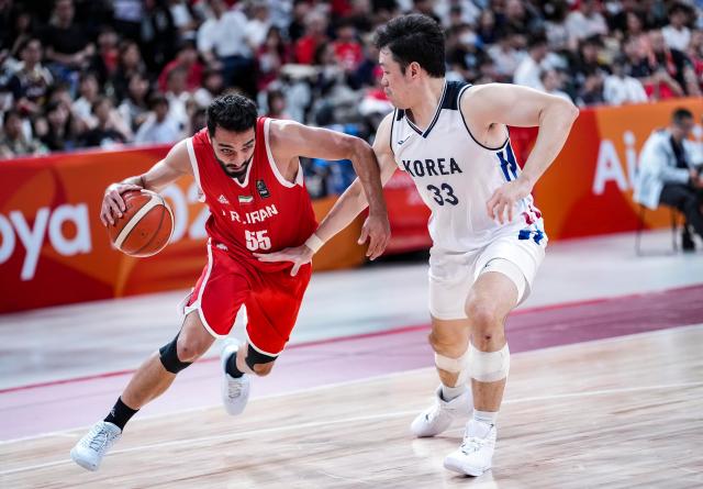 (260918) -- NAGOYA, Sept. 18, 2026 (Xinhua) -- Mahdi Jafari (L) of Iran breaks through during the men's semifinal basketball match between South Korea and Iran at the 20th Asian Games Aichi-Nagoya 2026 in Nagoya, Japan, Sept. 18, 2026. (Xinhua/Luo Yuan)