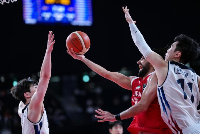 (260918) -- NAGOYA, Sept. 18, 2026 (Xinhua) -- Mohammad Jamshidijafarabadi (C) of Iran goes to the basket during the men's semifinal basketball match between South Korea and Iran at the 20th Asian Games Aichi-Nagoya 2026 in Nagoya, Japan, Sept. 18, 2026. (Xinhua/Luo Yuan)
