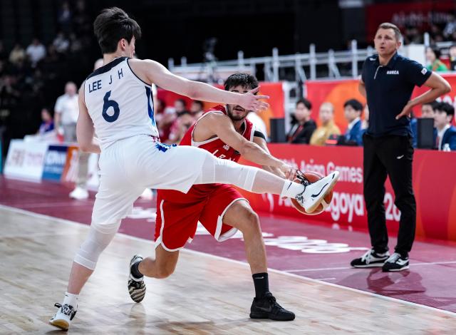 (260918) -- NAGOYA, Sept. 18, 2026 (Xinhua) -- Lee Junghyun (L) of South Korea competes with Mohammad Heydari of Iran during the men's semifinal basketball match between South Korea and Iran at the 20th Asian Games Aichi-Nagoya 2026 in Nagoya, Japan, Sept. 18, 2026. (Xinhua/Luo Yuan)
