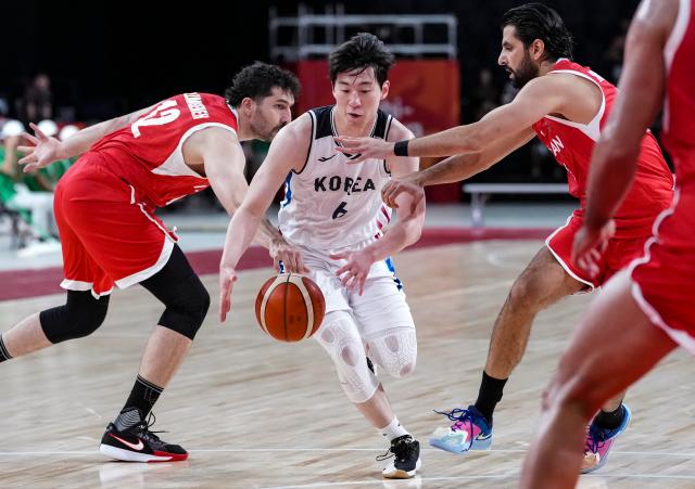 (260918) -- NAGOYA, Sept. 18, 2026 (Xinhua) -- Lee Junghyun (C) of South Korea breaks through during the men's semifinal basketball match between South Korea and Iran at the 20th Asian Games Aichi-Nagoya 2026 in Nagoya, Japan, Sept. 18, 2026. (Xinhua/Luo Yuan)