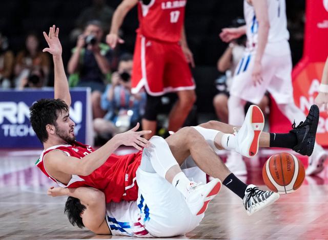 (260918) -- NAGOYA, Sept. 18, 2026 (Xinhua) -- Byeon Junhyeong (bottom) of South Korea competes with Mohammad Heydari of Iran during the men's semifinal basketball match between South Korea and Iran at the 20th Asian Games Aichi-Nagoya 2026 in Nagoya, Japan, Sept. 18, 2026. (Xinhua/Luo Yuan)