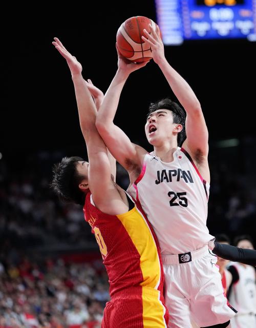 (260918) -- NAGOYA, Sept. 18, 2026 (Xinhua) -- Kawashima Yuto (R) of Japan goes to the basket during the men's semifinal basketball match between China and Japan at the 20th Asian Games Aichi-Nagoya 2026 in Nagoya, Japan, Sept. 18, 2026. (Xinhua/Luo Yuan)