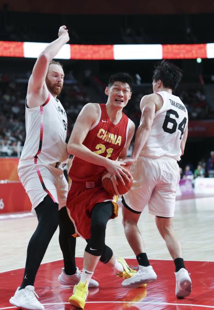 (260918) -- NAGOYA, Sept. 18, 2026 (Xinhua) -- Hu Jinqiu (C) of China vies with Alex Kirk (L) and Takashima Shinji of Japan during the men's semifinal basketball match at the 20th Asian Games Aichi-Nagoya 2026 in Nagoya, Japan, Sept. 18, 2026. (Xinhua/Wang Lili)