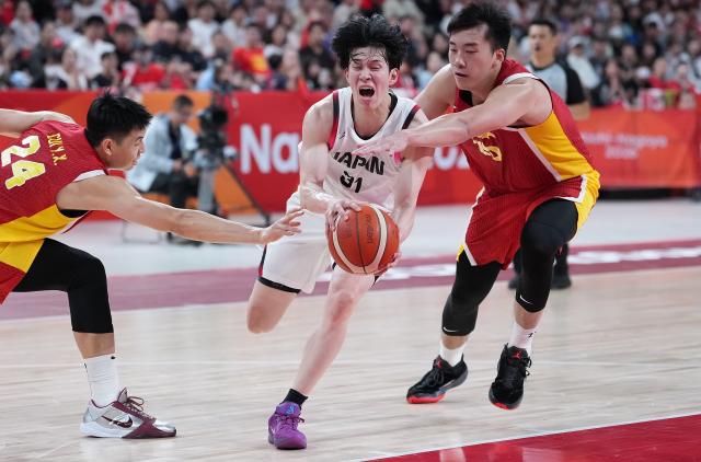 (260918) -- NAGOYA, Sept. 18, 2026 (Xinhua) -- Ogawa Atsuya (C) of Japan competes with Wang Junjie (R) of China during the men's semifinal basketball match between China and Japan at the 20th Asian Games Aichi-Nagoya 2026 in Nagoya, Japan, Sept. 18, 2026. (Xinhua/Luo Yuan)