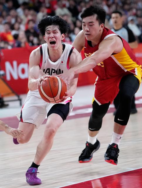 (260918) -- NAGOYA, Sept. 18, 2026 (Xinhua) -- Ogawa Atsuya (L) of Japan competes with Wang Junjie of China during the men's semifinal basketball match between China and Japan at the 20th Asian Games Aichi-Nagoya 2026 in Nagoya, Japan, Sept. 18, 2026. (Xinhua/Luo Yuan)