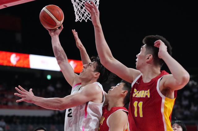 (260918) -- NAGOYA, Sept. 18, 2026 (Xinhua) -- Yu Jiahao (R) of China vies with Schafer Avi (L) of Japan during the men's semifinal basketball match between China and Japan at the 20th Asian Games Aichi-Nagoya 2026 in Nagoya, Japan, Sept. 18, 2026. (Xinhua/Luo Yuan)