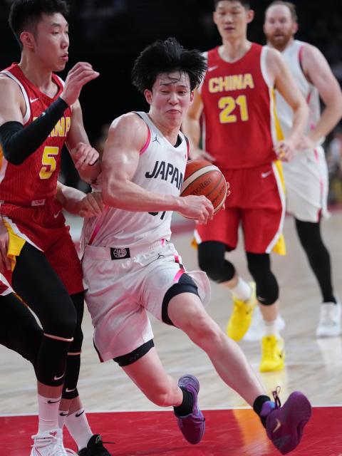 (260918) -- NAGOYA, Sept. 18, 2026 (Xinhua) -- Ogawa Atsuya (2nd L) of Japan breaks through during the men's semifinal basketball match between China and Japan at the 20th Asian Games Aichi-Nagoya 2026 in Nagoya, Japan, Sept. 18, 2026. (Xinhua/Luo Yuan)