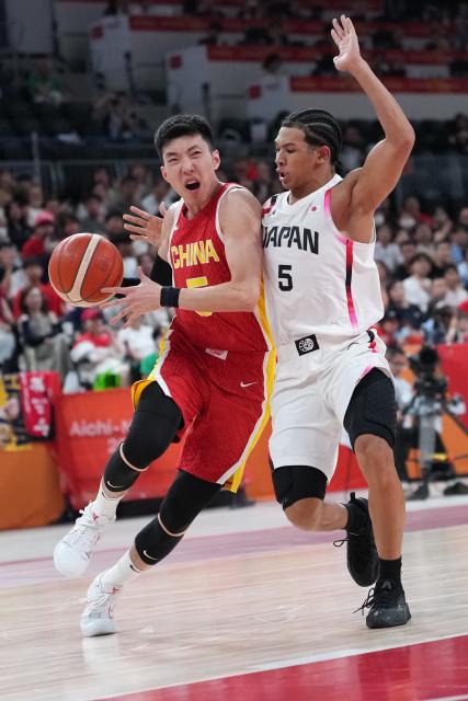 (260918) -- NAGOYA, Sept. 18, 2026 (Xinhua) -- Liao Sanning (L) of China breaks through during the men's semifinal basketball match between China and Japan at the 20th Asian Games Aichi-Nagoya 2026 in Nagoya, Japan, Sept. 18, 2026. (Xinhua/Luo Yuan)