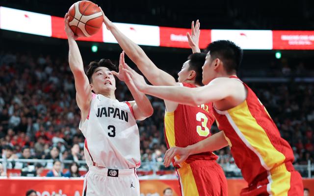 (260918) -- NAGOYA, Sept. 18, 2026 (Xinhua) -- Kurokawa Kotetsu (L) of Japan shoots the ball during the men's semifinal basketball match between China and Japan at the 20th Asian Games Aichi-Nagoya 2026 in Nagoya, Japan, Sept. 18, 2026. (Xinhua/Wang Lili)