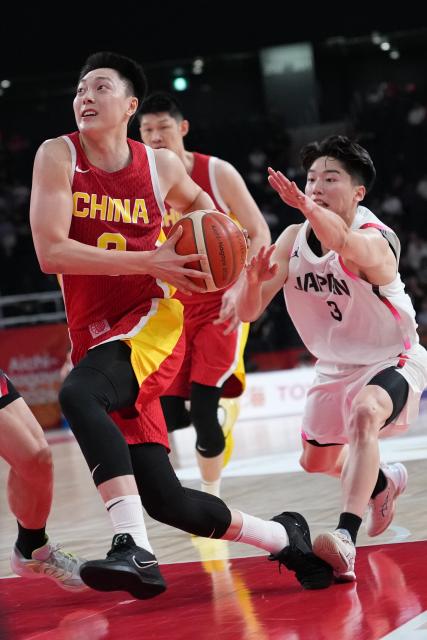 (260918) -- NAGOYA, Sept. 18, 2026 (Xinhua) -- Hu Mingxuan (L) of China breaks through during the men's semifinal basketball match between China and Japan at the 20th Asian Games Aichi-Nagoya 2026 in Nagoya, Japan, Sept. 18, 2026. (Xinhua/Luo Yuan)