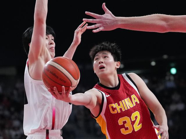 (260918) -- NAGOYA, Sept. 18, 2026 (Xinhua) -- Li Yuezhou (R) of China goes to the basket during the men's semifinal basketball match between China and Japan at the 20th Asian Games Aichi-Nagoya 2026 in Nagoya, Japan, Sept. 18, 2026. (Xinhua/Luo Yuan)