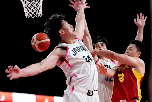 (260918) -- NAGOYA, Sept. 18, 2026 (Xinhua) -- Hu Mingxuan (R) of China breaks through during the men's semifinal basketball match between China and Japan at the 20th Asian Games Aichi-Nagoya 2026 in Nagoya, Japan, Sept. 18, 2026. (Xinhua/Luo Yuan)