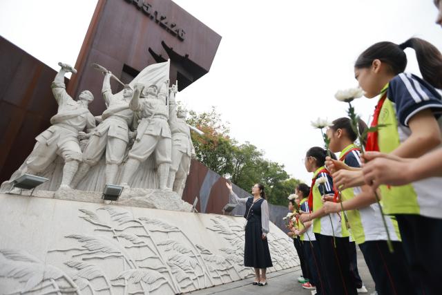 (260918) -- BEIJING, Sept. 18, 2026 (Xinhua) -- Students attend an event commemorating the 95th anniversary of the September 18 Incident in Gaoyou City, east China's Jiangsu Province, Sept. 18, 2026. People across China on Friday commemorated the 95th anniversary of the September 18 Incident that marked the start of the Chinese People's War of Resistance against Japanese Aggression. (Photo by Meng Delong/Xinhua)