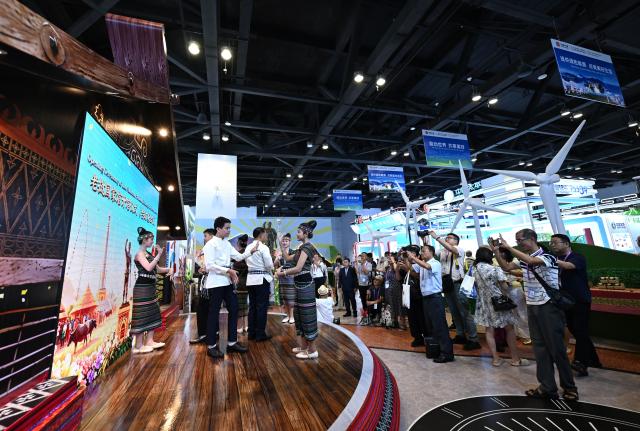 (260918) -- NANNING, Sept. 18, 2026 (Xinhua) -- Actors from Laos perform during the 23rd China-ASEAN Expo in Nanning, south China's Guangxi Zhuang Autonomous Region, Sept. 18, 2026. Various cultural performances have become highlights of the ongoing 23rd China-ASEAN Expo. (Xinhua/Huang Xiaobang)