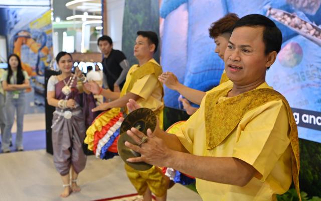 (260918) -- NANNING, Sept. 18, 2026 (Xinhua) -- Actors from Cambodia perform during the 23rd China-ASEAN Expo in Nanning, south China's Guangxi Zhuang Autonomous Region, Sept. 18, 2026. Various cultural performances have become highlights of the ongoing 23rd China-ASEAN Expo. (Xinhua/Cao Yiming)