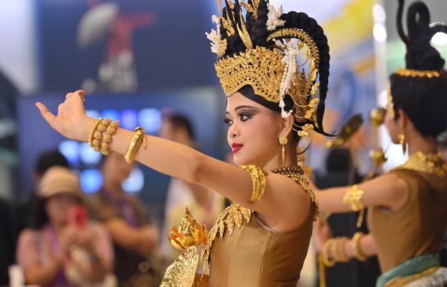 (260918) -- NANNING, Sept. 18, 2026 (Xinhua) -- Actors from Cambodia perform during the 23rd China-ASEAN Expo in Nanning, south China's Guangxi Zhuang Autonomous Region, Sept. 18, 2026. Various cultural performances have become highlights of the ongoing 23rd China-ASEAN Expo. (Xinhua/Lu Boan)