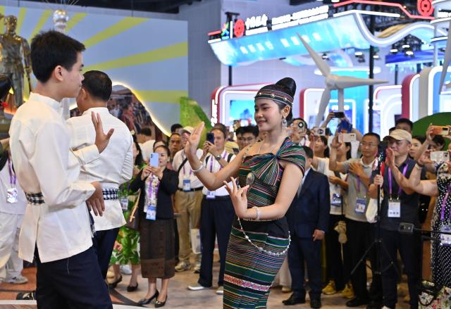 (260918) -- NANNING, Sept. 18, 2026 (Xinhua) -- Actors from Laos perform during the 23rd China-ASEAN Expo in Nanning, south China's Guangxi Zhuang Autonomous Region, Sept. 18, 2026. Various cultural performances have become highlights of the ongoing 23rd China-ASEAN Expo. (Xinhua/Lu Boan)