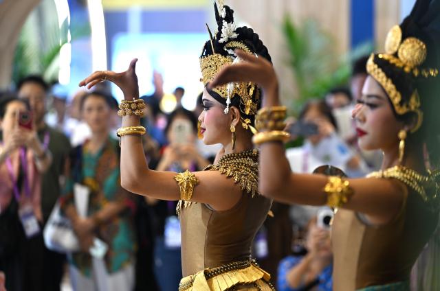 (260918) -- NANNING, Sept. 18, 2026 (Xinhua) -- Actors from Cambodia perform during the 23rd China-ASEAN Expo in Nanning, south China's Guangxi Zhuang Autonomous Region, Sept. 18, 2026. Various cultural performances have become highlights of the ongoing 23rd China-ASEAN Expo. (Xinhua/Huang Xiaobang)