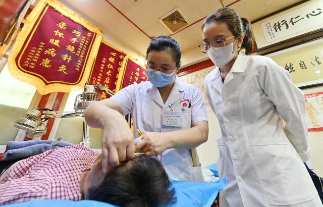 (260918) -- NANNING, Sept. 18, 2026 (Xinhua) -- Dr. Chen Manghua explains acupuncture know-how to Thai Thi Hai Yen (R) at the Second Affiliated Hospital of Guangxi University of Chinese Medicine in Nanning, south China's Guangxi Zhuang Autonomous Region, Sept. 17, 2026.
  Vietnamese scholar Thai Thi Hai Yen, 33, enrolled at Guangxi University of Chinese Medicine (GUCM) in September 2025 to pursue her doctoral degree in traditional Chinese internal medicine under the supervision of Professor Chen Guozhong from the university's First Affiliated Hospital. After one year of intensive Chinese language training, she officially commenced her professional traditional Chinese medicine (TCM) studies this September.
  Yen's pursuit in TCM began long before her arrival in China. She obtained her bachelor's and master's degrees in TCM from Vietnam University of Traditional Medicine before she was employed by Da Nang Rehabilitation Hospital. She is now studying diligently to refine her clinical expertise in China.
   "After earning my PhD, I plan to return to Da Nang Rehabilitation Hospital and integrate TCM with multidisciplinary rehabilitation therapies to achieve better treatment outcomes for my patients," Yen said.
   A time-honored hub for TCM education and cultural exchange with ASEAN nations, GUCM capitalizes on its strengths in both TCM and distinctive Zhuang ethnic medicine. The university has been attracting ASEAN students, boosting professional exchanges, and facilitating China-ASEAN cooperation in traditional medicine and people-to-people connectivity. (Xinhua/Lu Boan)