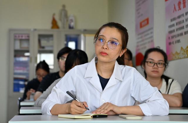 (260918) -- NANNING, Sept. 18, 2026 (Xinhua) -- Thai Thi Hai Yen attends a lecture at the First Affiliated Hospital of Guangxi University of Chinese Medicine in Nanning, south China's Guangxi Zhuang Autonomous Region, Sept. 17, 2026.
  Vietnamese scholar Thai Thi Hai Yen, 33, enrolled at Guangxi University of Chinese Medicine (GUCM) in September 2025 to pursue her doctoral degree in traditional Chinese internal medicine under the supervision of Professor Chen Guozhong from the university's First Affiliated Hospital. After one year of intensive Chinese language training, she officially commenced her professional traditional Chinese medicine (TCM) studies this September.
  Yen's pursuit in TCM began long before her arrival in China. She obtained her bachelor's and master's degrees in TCM from Vietnam University of Traditional Medicine before she was employed by Da Nang Rehabilitation Hospital. She is now studying diligently to refine her clinical expertise in China.
   "After earning my PhD, I plan to return to Da Nang Rehabilitation Hospital and integrate TCM with multidisciplinary rehabilitation therapies to achieve better treatment outcomes for my patients," Yen said.
   A time-honored hub for TCM education and cultural exchange with ASEAN nations, GUCM capitalizes on its strengths in both TCM and distinctive Zhuang ethnic medicine. The university has been attracting ASEAN students, boosting professional exchanges, and facilitating China-ASEAN cooperation in traditional medicine and people-to-people connectivity. (Xinhua/Lu Boan)