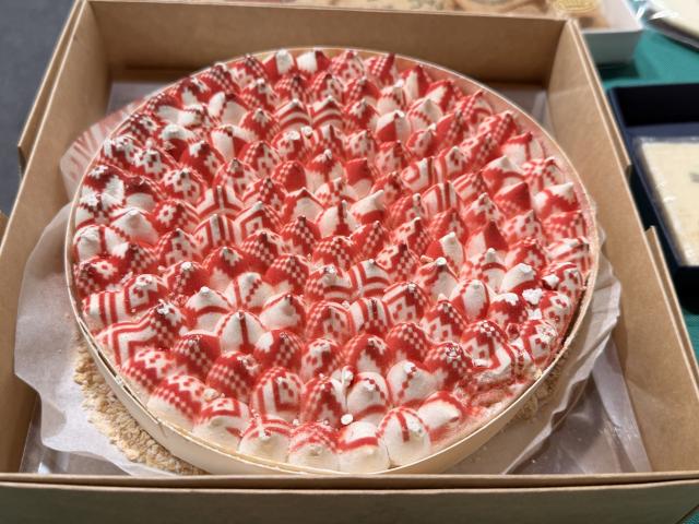 (260918) -- WARSAW, Sept. 18, 2026 (Xinhua) -- A confectionery with printed patterns is seen at Warsaw Sweet Tech in Warsaw, Poland, on Sept. 17, 2026. TO GO WITH "Feature: From digital recipes to AI menus, food gets tech touch in Poland" (Xinhua/Du Zhiqian)
