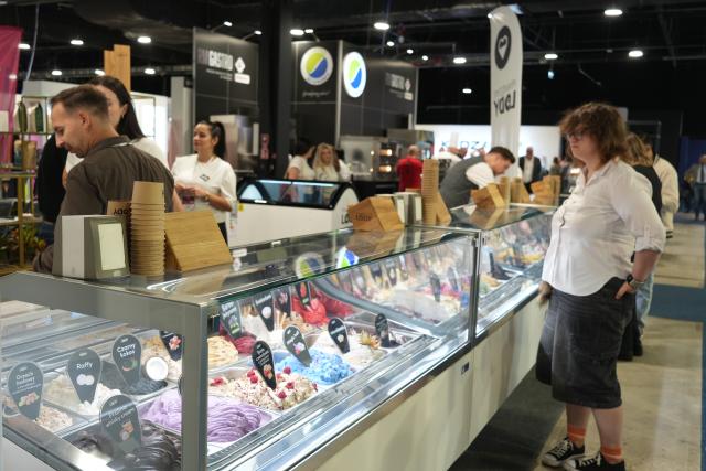 (260918) -- WARSAW, Sept. 18, 2026 (Xinhua) -- A visitor selects ice cream at Warsaw Sweet Tech in Warsaw, Poland, on Sept. 17, 2026. TO GO WITH "Feature: From digital recipes to AI menus, food gets tech touch in Poland" (Xinhua/Yue Yuanyuan)