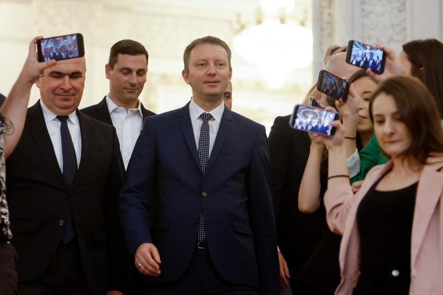 (260918) -- BUCHAREST, Sept. 18, 2026 (Xinhua) -- Romania's Prime Minister-designate Siegfried Muresan (C) is pictured at the Parliament Palace in Bucharest, Romania, Sept. 18, 2026. (Photo by Cristian Cristel/Xinhua)