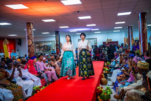 (260918) -- ABUJA, Sept. 18, 2026 (Xinhua) -- Photo taken on Sept. 18, 2026 shows Chinese models in traditional Chinese costumes performing during the China-Nigeria Fashion Show at the China Culture Center in Abuja, Nigeria. (Photo by Walekazm/Xinhua)