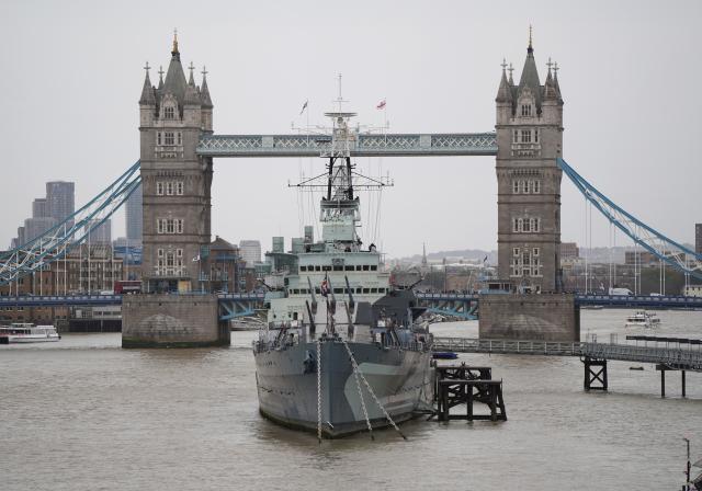 (260918) -- LONDON, Sept. 18, 2026 (Xinhua) -- Photo taken on Sept. 18, 2026 shows HMS Belfast, a former Royal Navy light cruiser, in front of Tower Bridge in London, Britain. TO GO WITH "Feature: From D-Day to present, HMS Belfast reflects changing political landscape" (Xinhua/Zhang Feng)