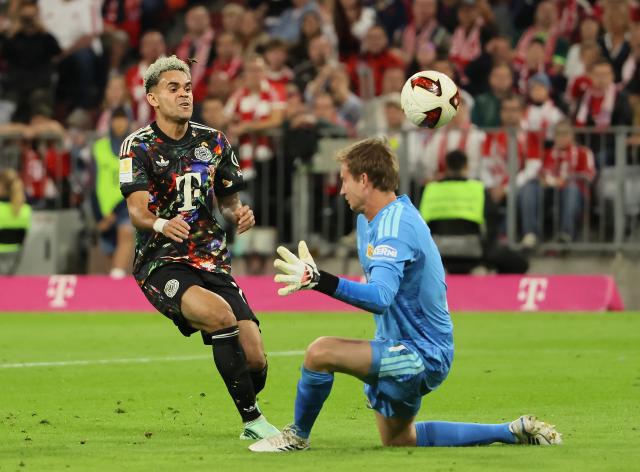 (260919) -- MUNICH, Sept. 19, 2026 (Xinhua) -- Luis Diaz (L) of Bayern Munich shoots past Frederik Ronnow, goalkeeper of 1. FC Union Berlin during the German first division Bundesliga football match between FC Bayern Munich and 1. FC Union Berlin in Munich, Germany, Sept. 18, 2026. (Photo by Philippe Ruiz/Xinhua)
