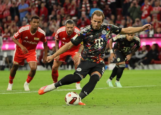 (260919) -- MUNICH, Sept. 19, 2026 (Xinhua) -- Harry Kane (front) of Bayern Munich takes a penalty to score during the German first division Bundesliga football match between FC Bayern Munich and 1. FC Union Berlin in Munich, Germany, Sept. 18, 2026. (Photo by Philippe Ruiz/Xinhua)