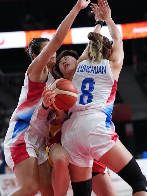 (260919) -- NAGOYA, Sept. 19, 2026 (Xinhua) -- Chen Yujie (C) of China vies with Supavadee Kunchuan (R) and Laksamee Hewchaiyaphum of Thailand during the women's group A basketball match between Thailand and China at the 20th Asian Games Aichi-Nagoya 2026 in Nagoya, Japan, Sept. 19, 2026. (Xinhua/Luo Yuan)