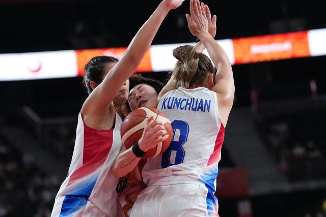 (260919) -- NAGOYA, Sept. 19, 2026 (Xinhua) -- Chen Yujie (C) of China vies with Supavadee Kunchuan (R) and Laksamee Hewchaiyaphum of Thailand during the women's group A basketball match between Thailand and China at the 20th Asian Games Aichi-Nagoya 2026 in Nagoya, Japan, Sept. 19, 2026. (Xinhua/Luo Yuan)
