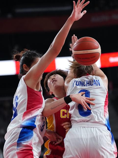 (260919) -- NAGOYA, Sept. 19, 2026 (Xinhua) -- Chen Yujie (C) of China vies with Supavadee Kunchuan (R) and Laksamee Hewchaiyaphum of Thailand during the women's group A basketball match between Thailand and China at the 20th Asian Games Aichi-Nagoya 2026 in Nagoya, Japan, Sept. 19, 2026. (Xinhua/Luo Yuan)